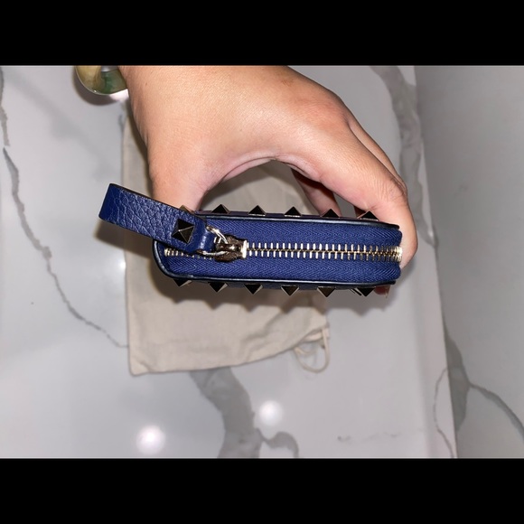 Valentino Garavani Rockstud Zipper Wallet - Picture 8 of 13
